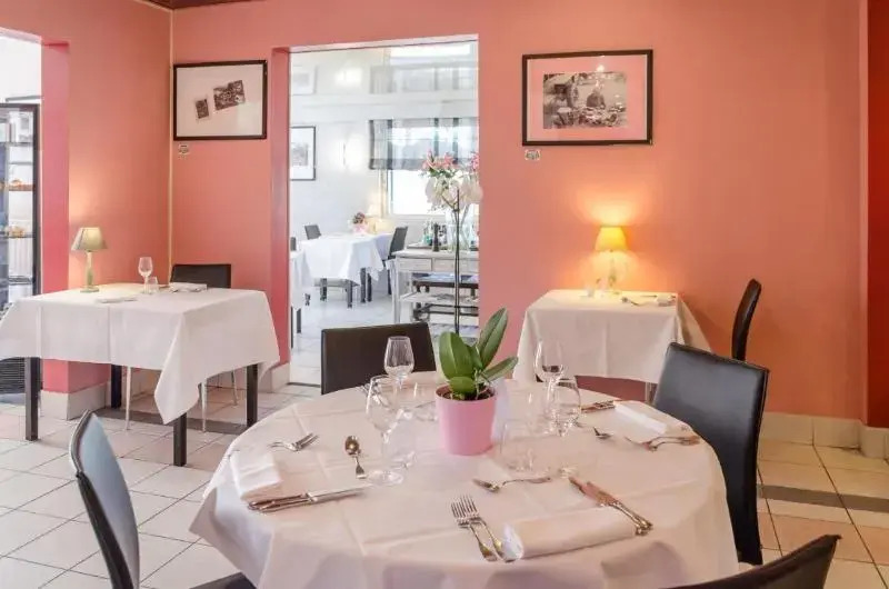 Logis Hôtels - Le Pont Bernet - Hotel 2 étoiles et restaurant
