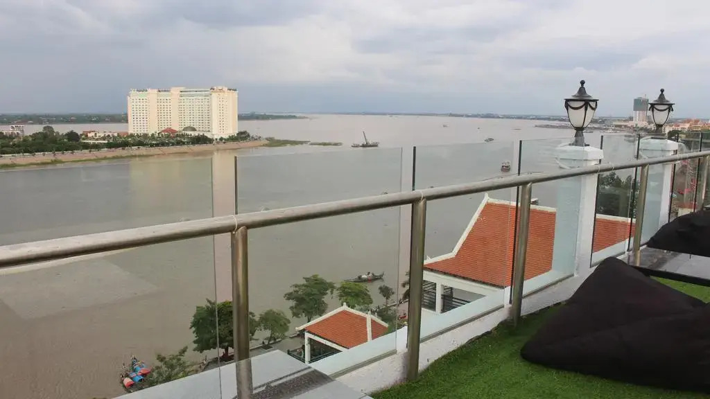 Paragon Central Hotel & Sky Bar
