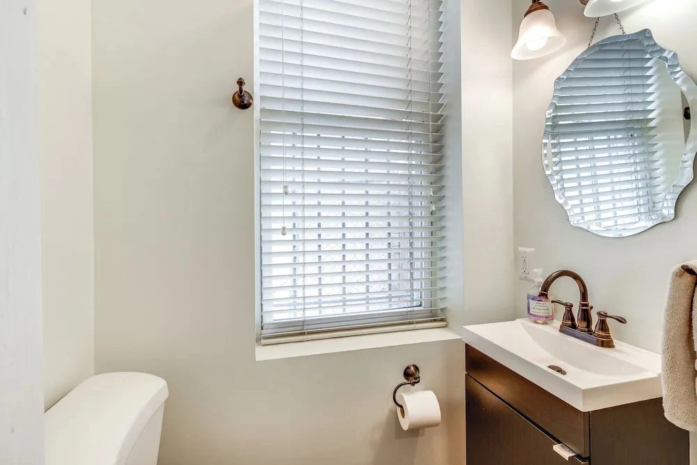 Centrally Located DC Row House Near Restaurants