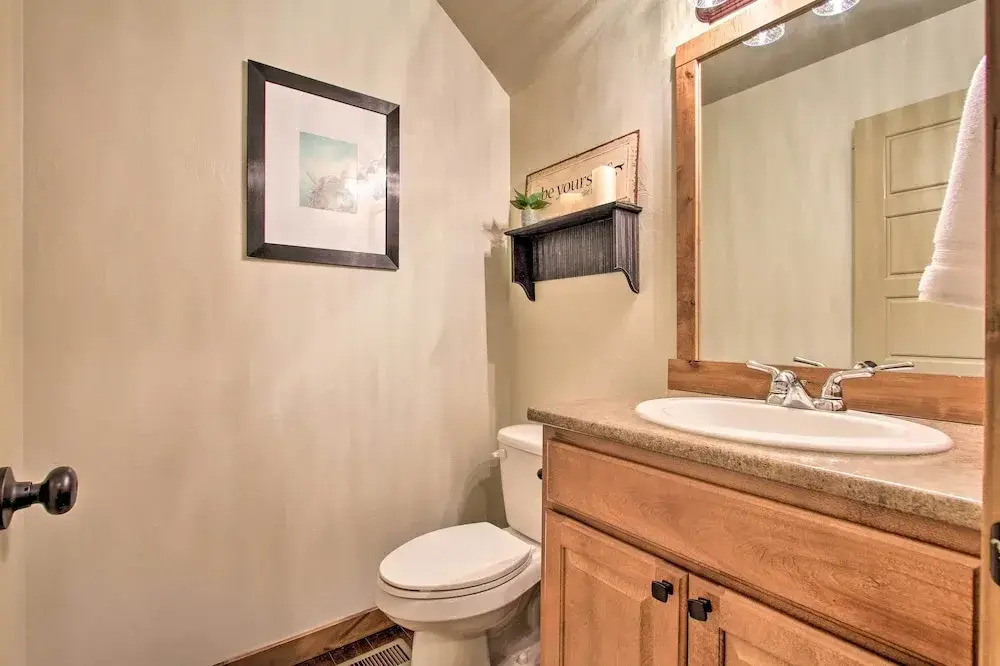 Townhome w/ Private Hot Tub, 8 Mi to Downtown