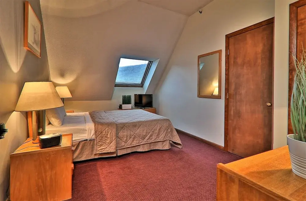 MG 3G02 - Views! Loft Condo Steps to Killington Resort. Hot Tub!