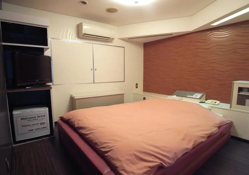 Hotel Tee (Adult Only)