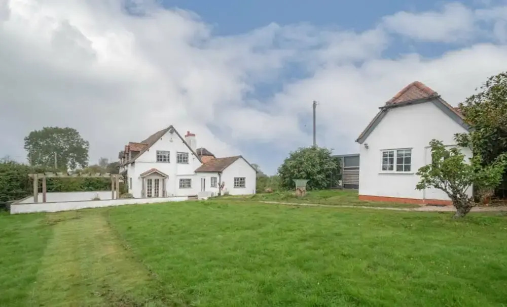 Beautiful 3-bed House in the Hamlet of Ham Green