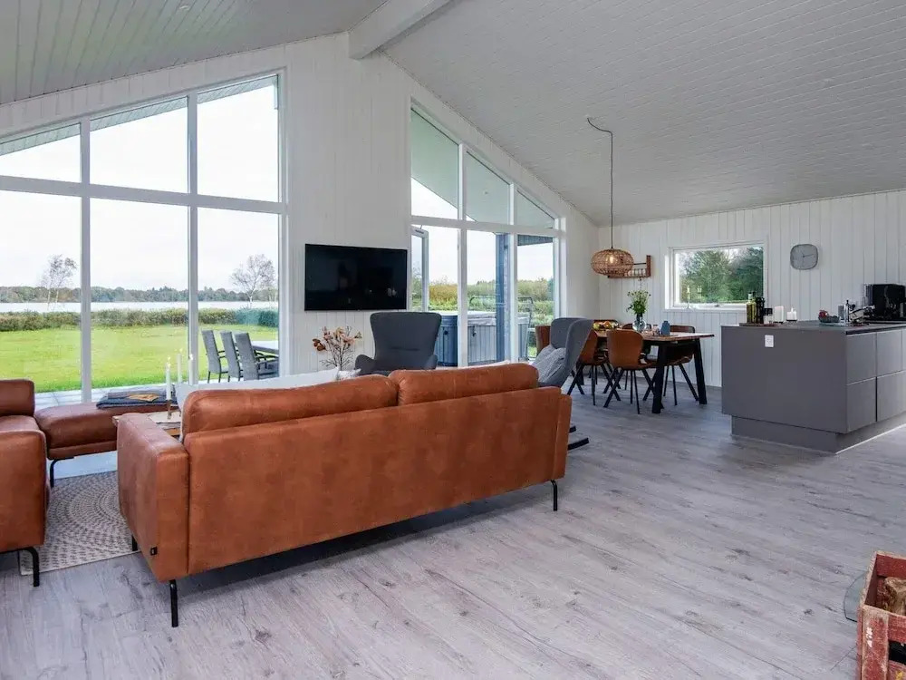 Stylish Lakeview Retreat-by Traum