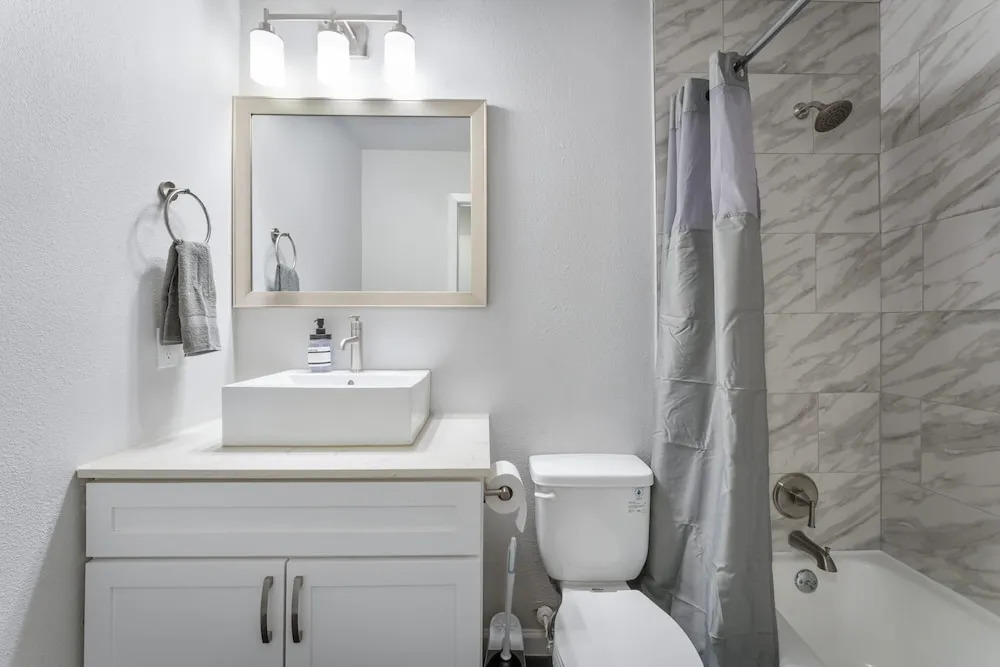 Prime Soco Chic 2BR King Suite w Pool Parking