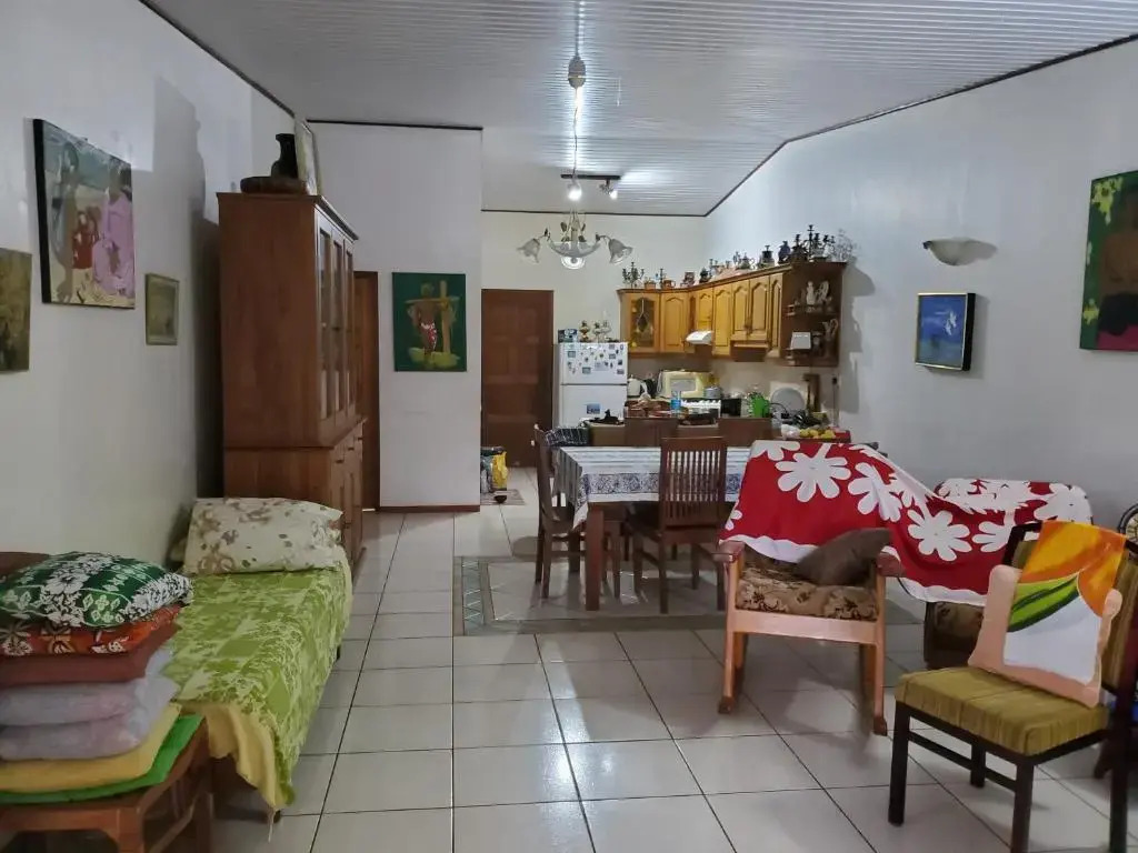 Sweet Mini Dortoir sur notre terrasse couverte pour vos transits entre deux vols by Kohutahia Lodge, 7 min by car to airport and town