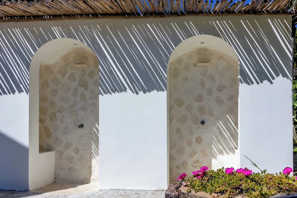Room in Guest Room - Oceanfront Suite With Kitchenette Stunning Views & Secluded Luxury