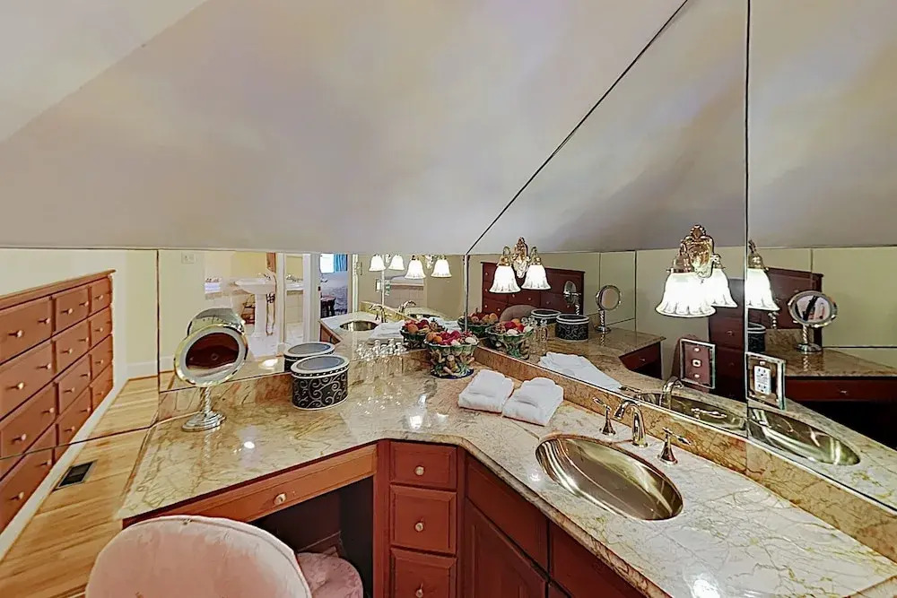 Magnificant & Private Lakefront 5 Bedroom Home
