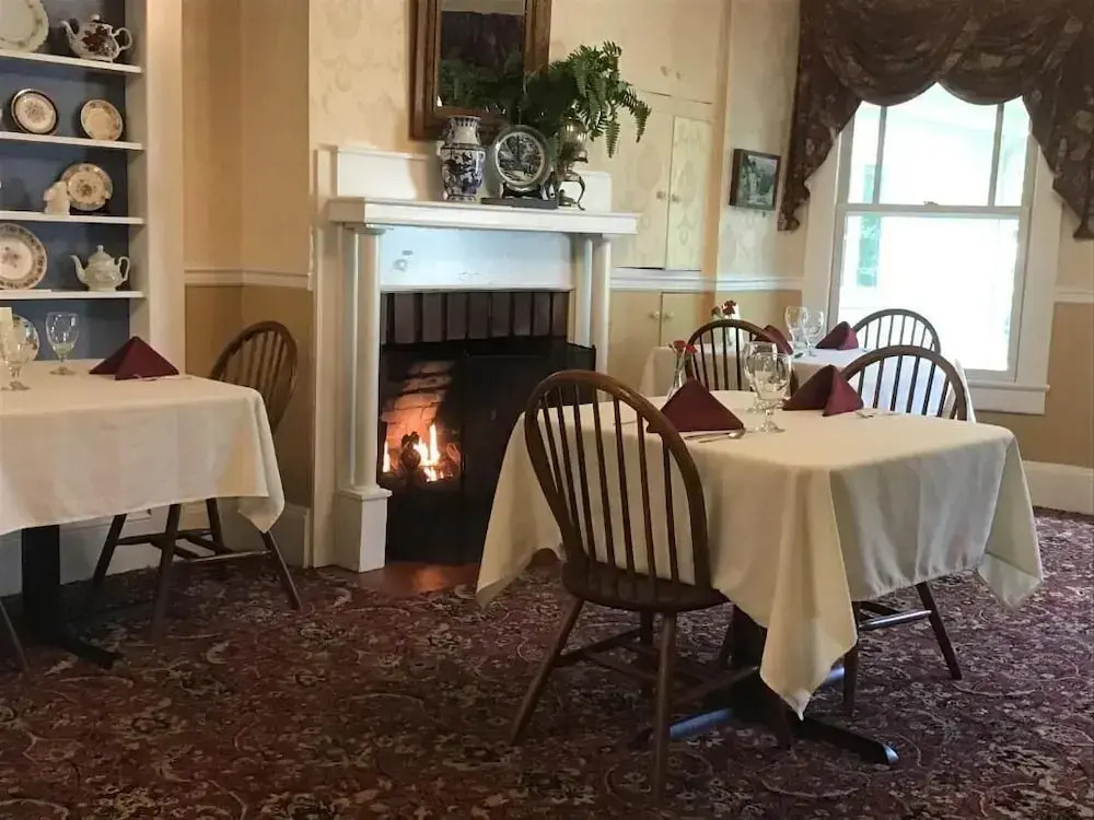 Red Rocker Inn