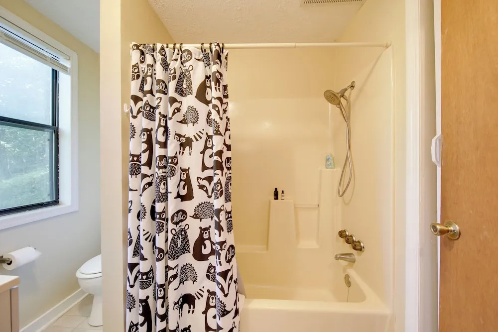 Pet-friendly Ellijay Cabin in the Woods on 1 Acre!