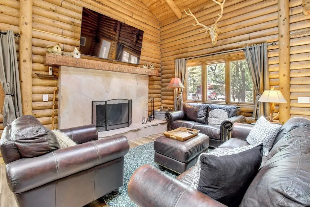 Cozy Log Cabin on 1/2 Acre in Lakeside!
