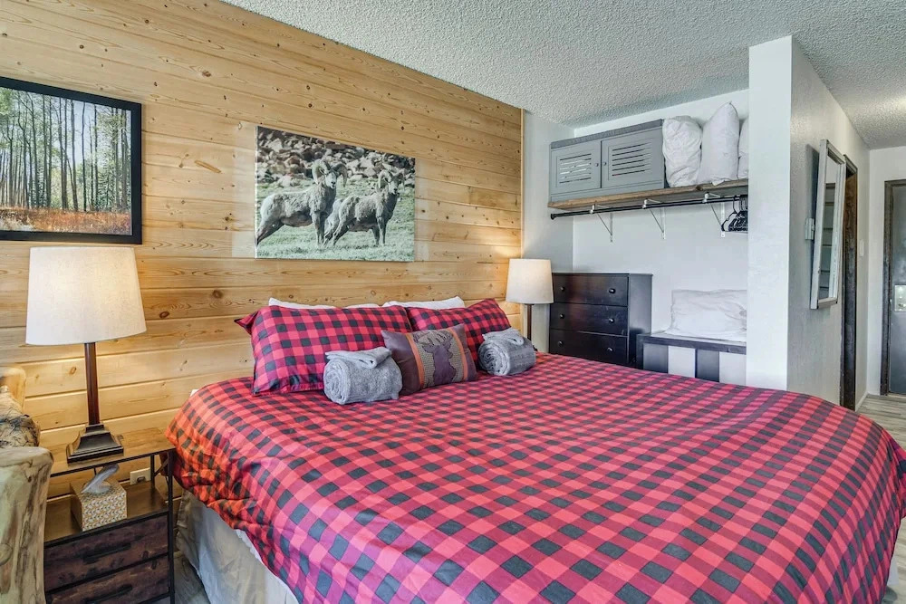 < 1 Mi to Granby Rodeo! Retreat w/ Pool & Hot Tub