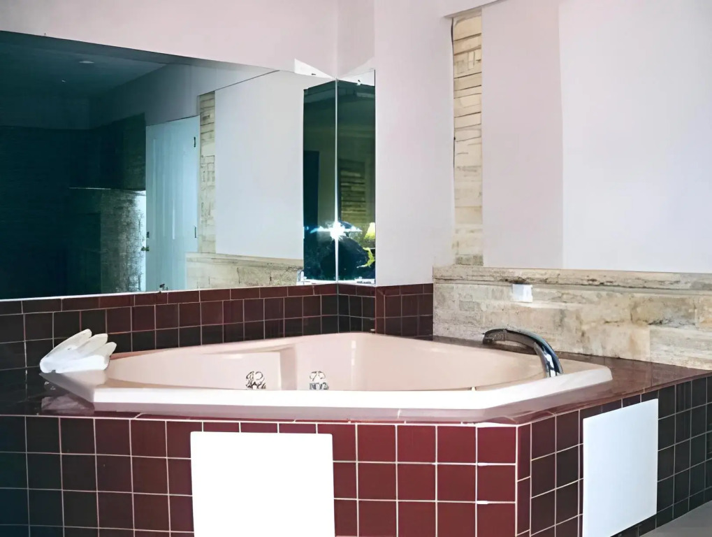 Village Inn & Suites - Smithville