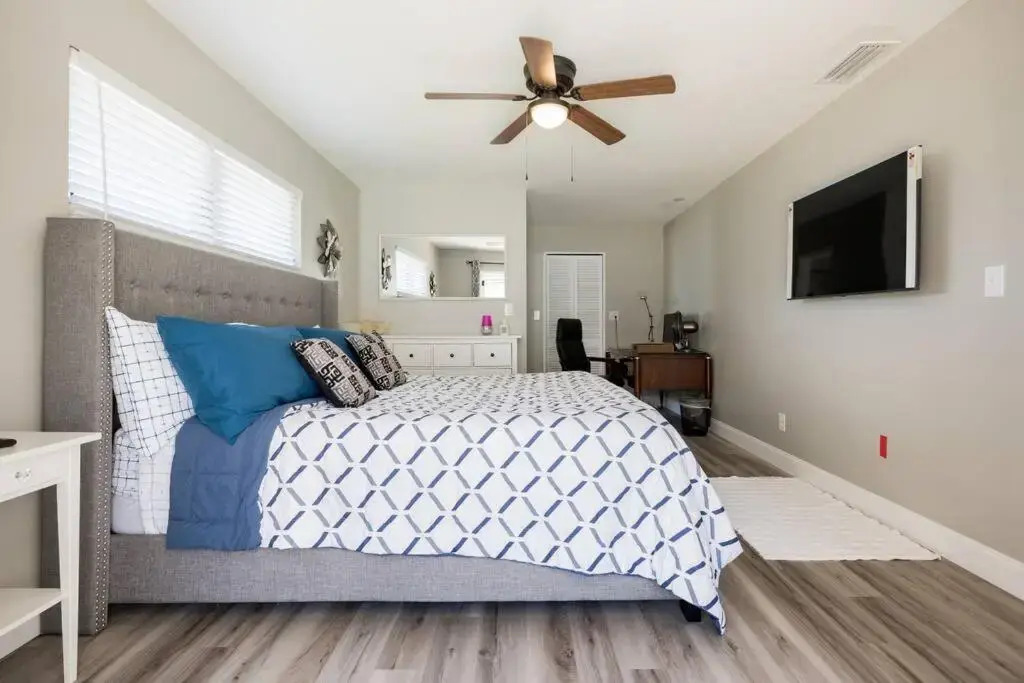 Elegant Heated Pool Home 12 minutes to the beaches of Anna Maria Island and IMG Academy