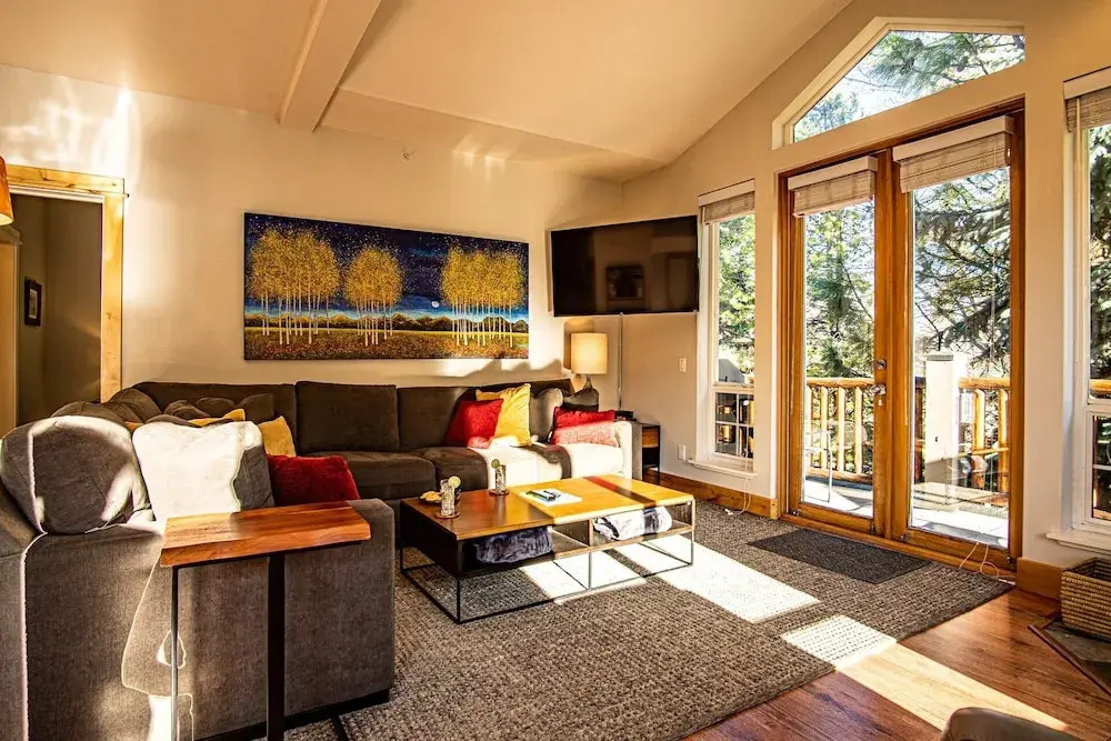 Snow Star Skylight - 3BD 3BA - Hot Tub, Gym, Walk to Ski!