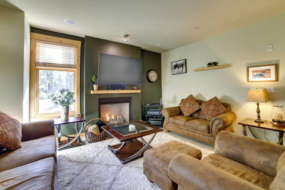 Mammoth Lakes Condo w/ Fireplace: Near Skiing!
