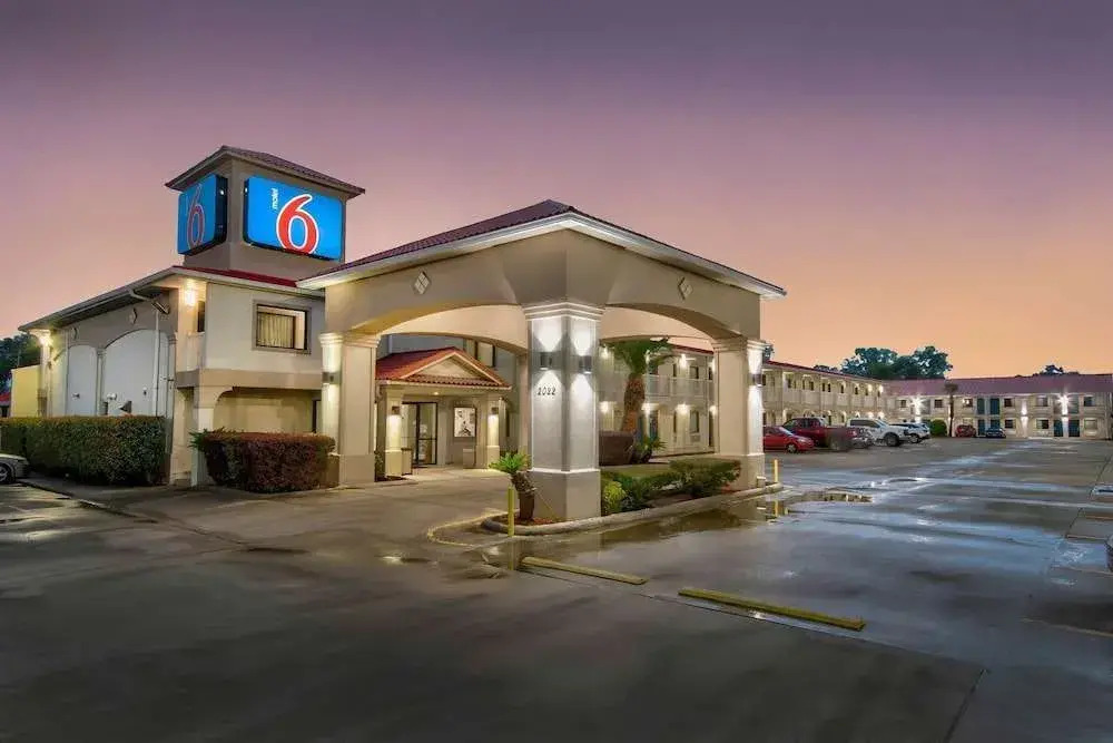 Econo Lodge Inn & Suites