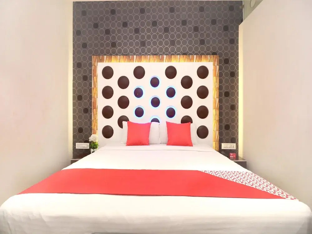 OYO 14829 Hotel J Cruise