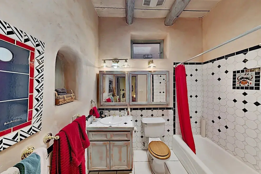 Downtown! Red Hawk By Inger Jirby - Steps To Plaza 1 Bedroom Duplex