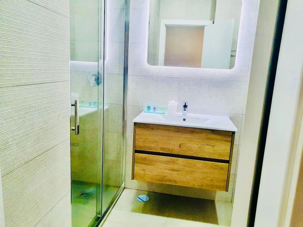 Lagos Marina View apt on Main Avenue Near Beaches