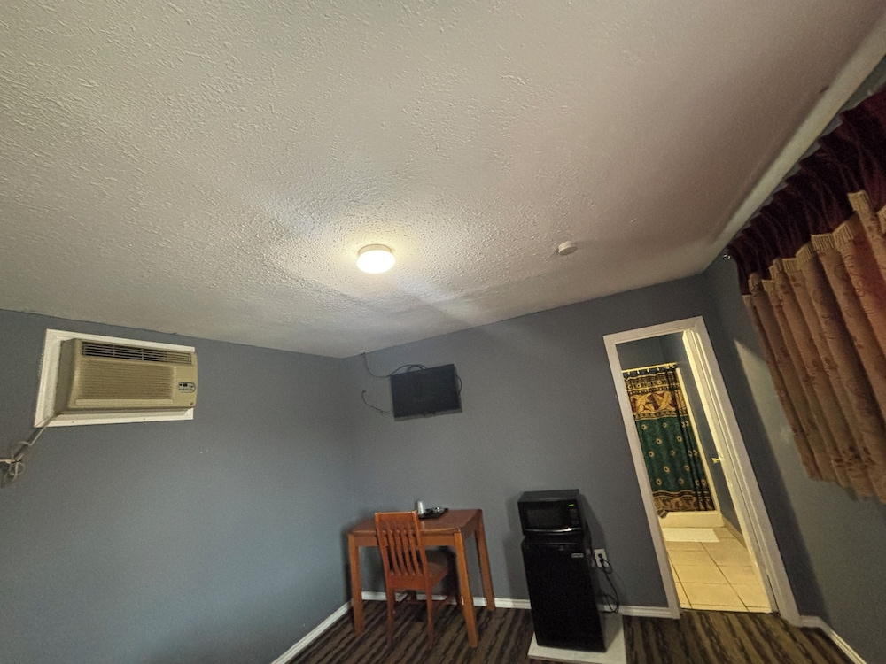 Hiway Inn