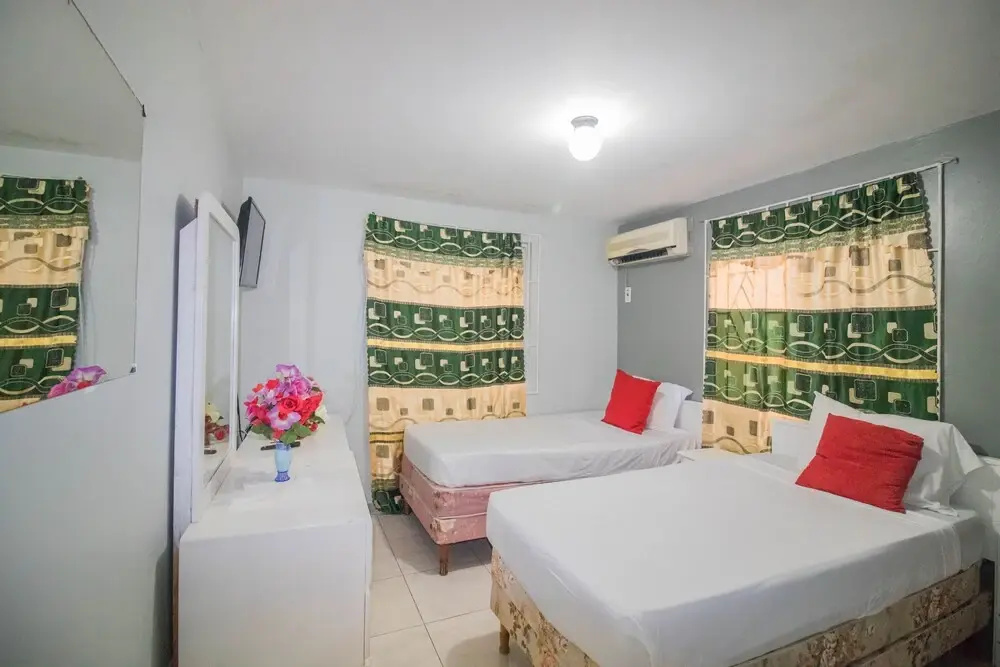 9 bed Villa Montego 10 Minute Walk to the Beach