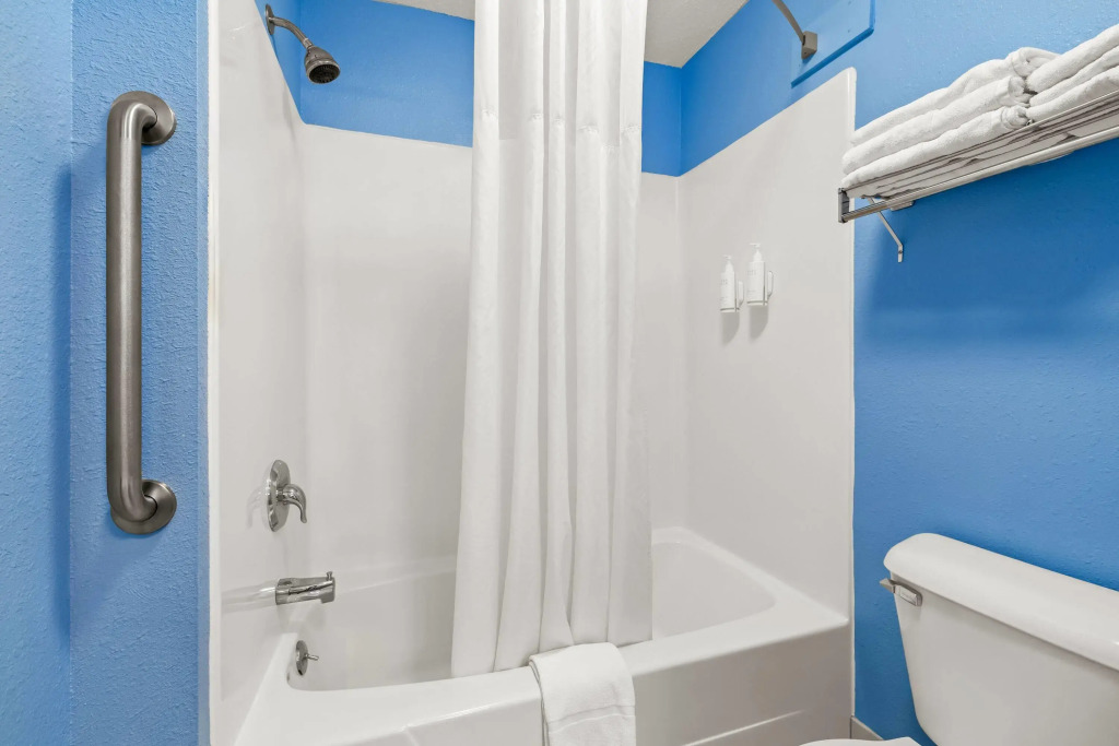 Super 8 by Wyndham Osseo WI