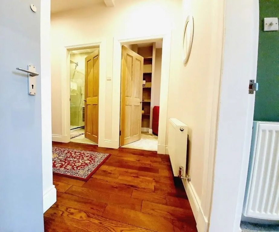 Unwind in a Bright Airy Victorian Apartment in West End!