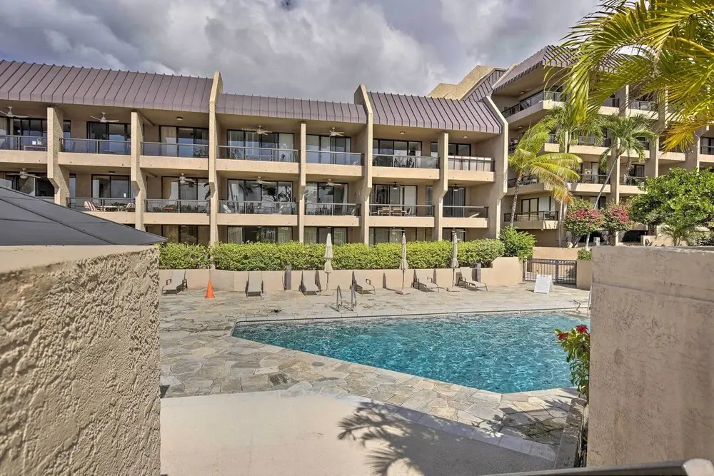 Downtown Kona Condo w/ Pool Access: Walk to Beach!