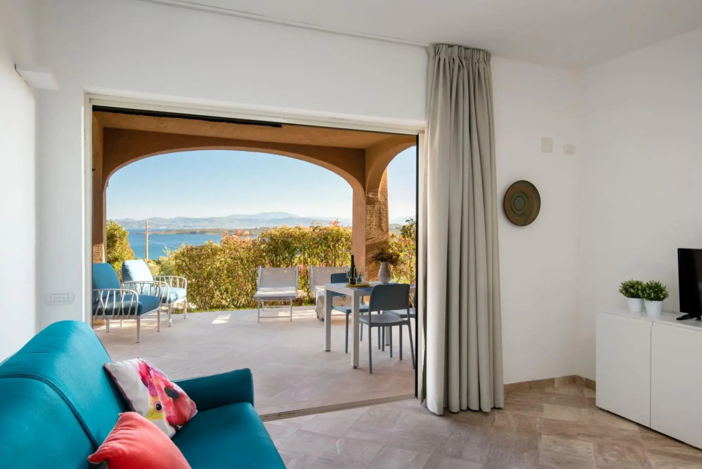 It has 1 bedroom communicating with the living room, kitchenette, large terrace (with table and comf-SHERDEN BILO 4