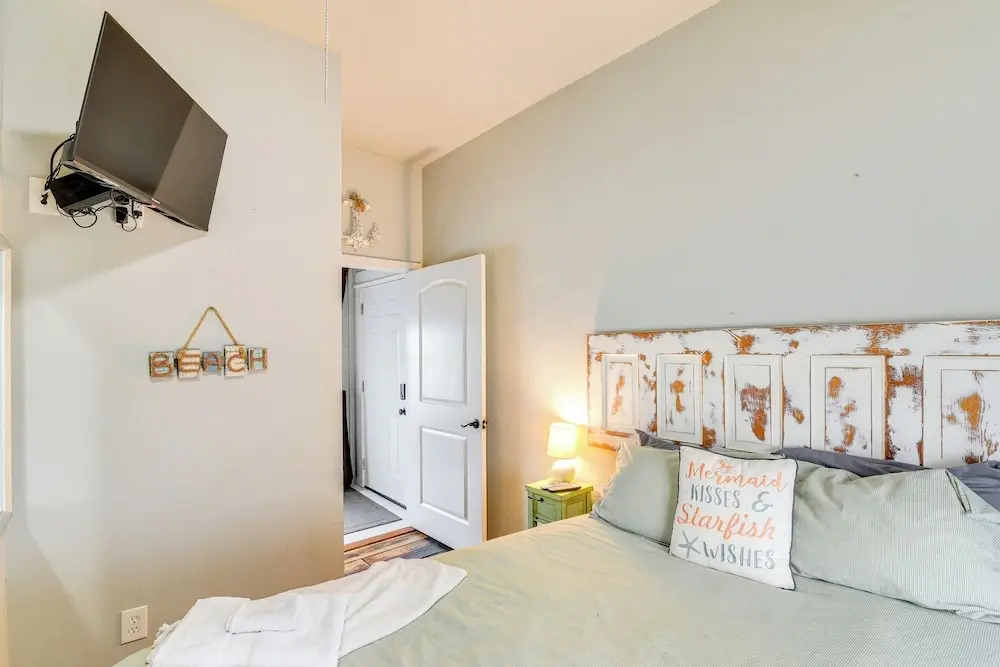 1 Mi to Dtwn Galveston! Home w/ Pet-friendly Yard