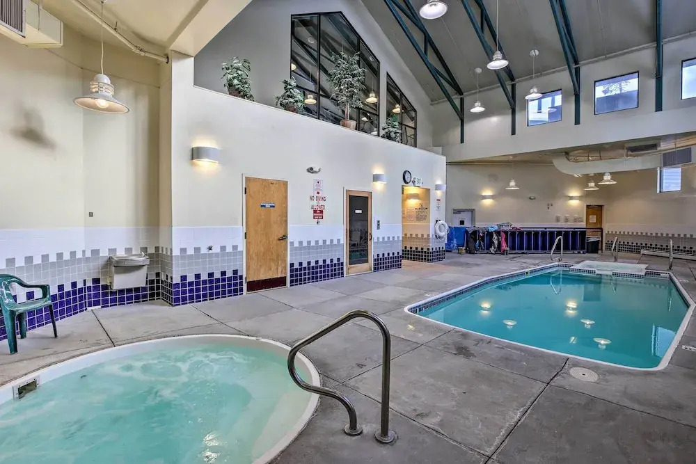 Ski Shuttle & Pool: Modern Silverthorne Condo!