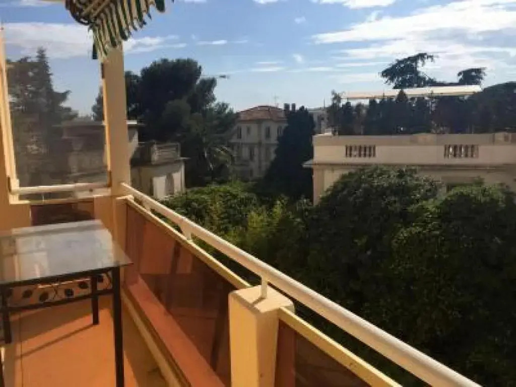 Pleasant 2 Bed Apartment in the Calm Palm Beach Area of Cannes With Beaches Nearby on all Sides - 1525