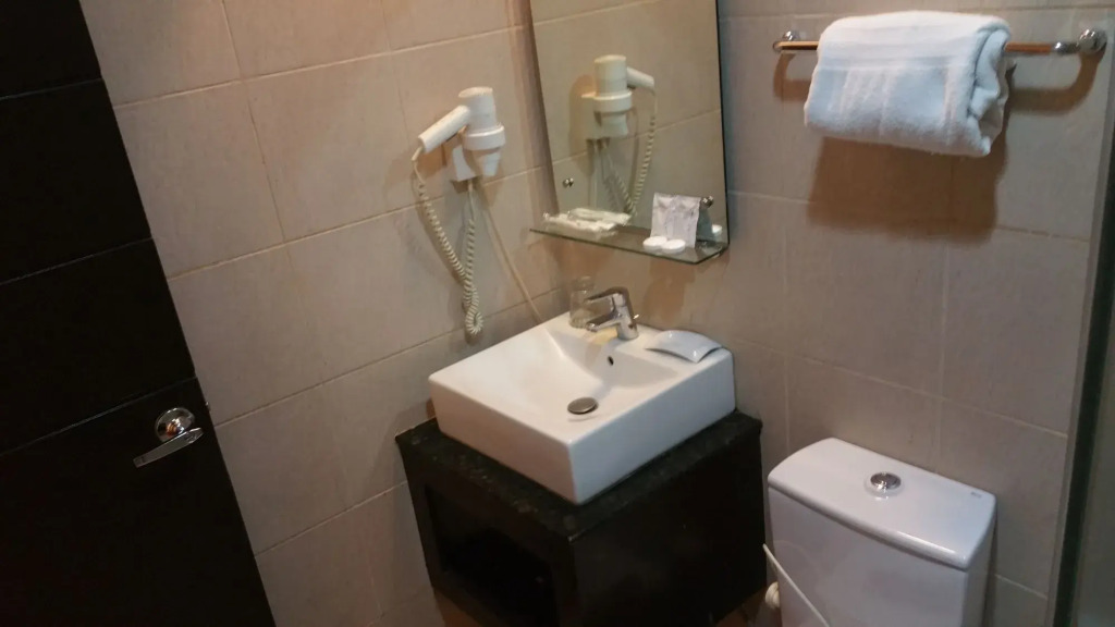 RedDoorz Plus at Hotel Esse