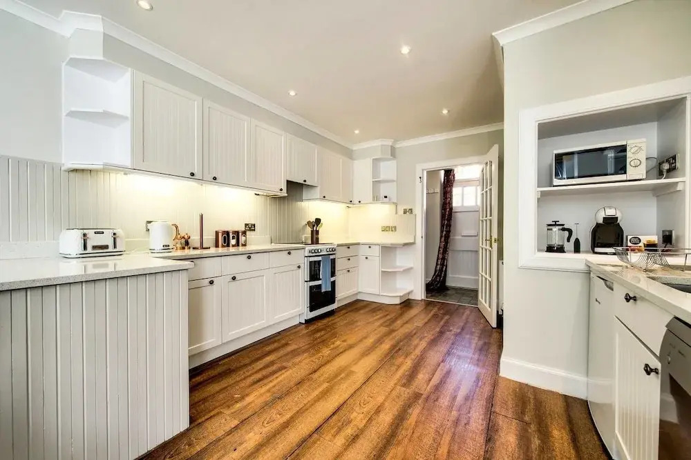 Quiet Mews House With Parking & Garden