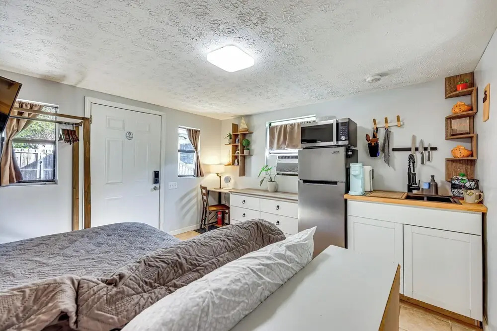 Nurse-ready Guesthouse 3 Mi to Dtwn Jacksonville!