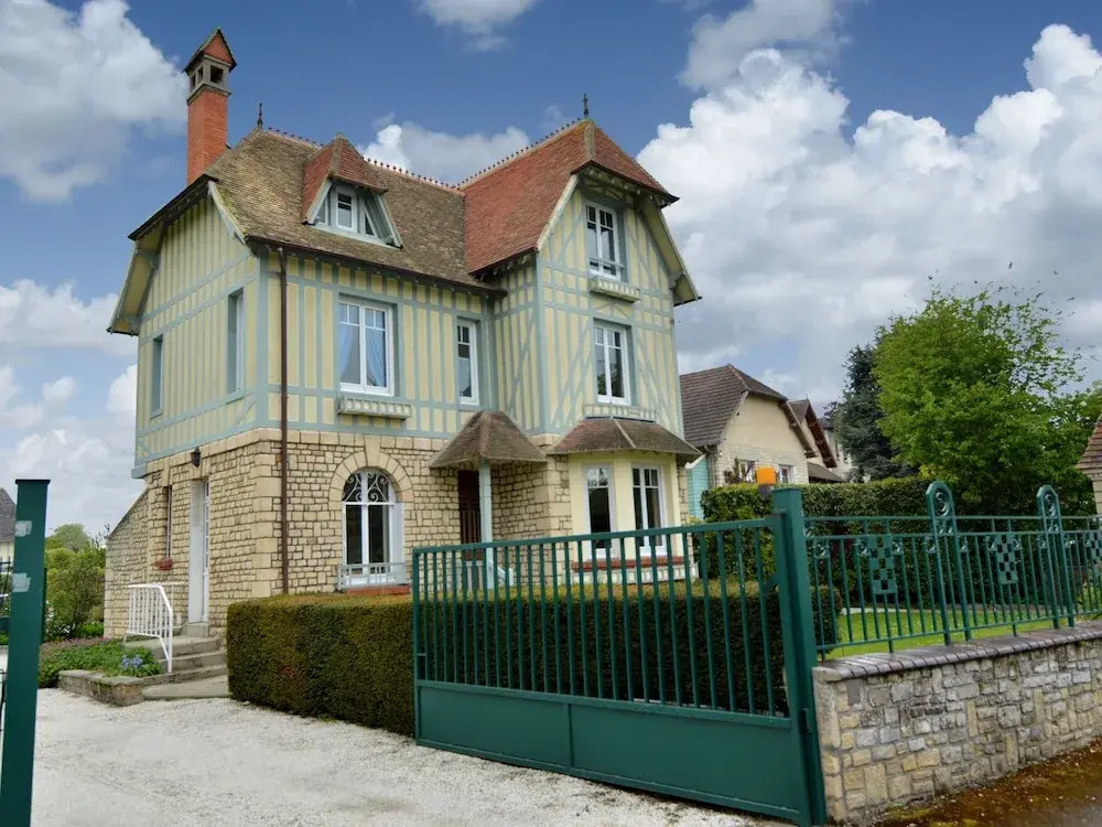 Picturesque Apartment in Bayeux with Private Courtyard