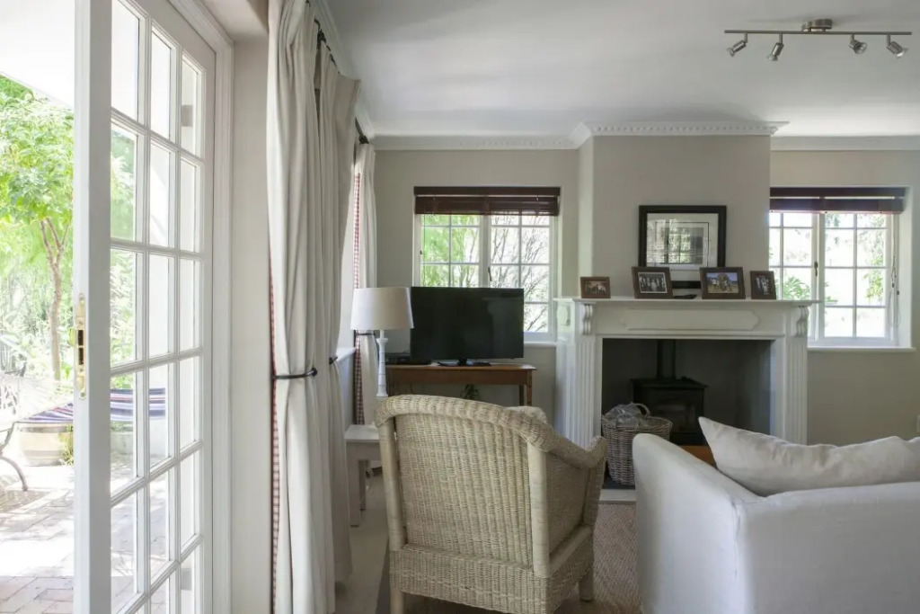 33 Strawberry Lane - Studio and Cottage