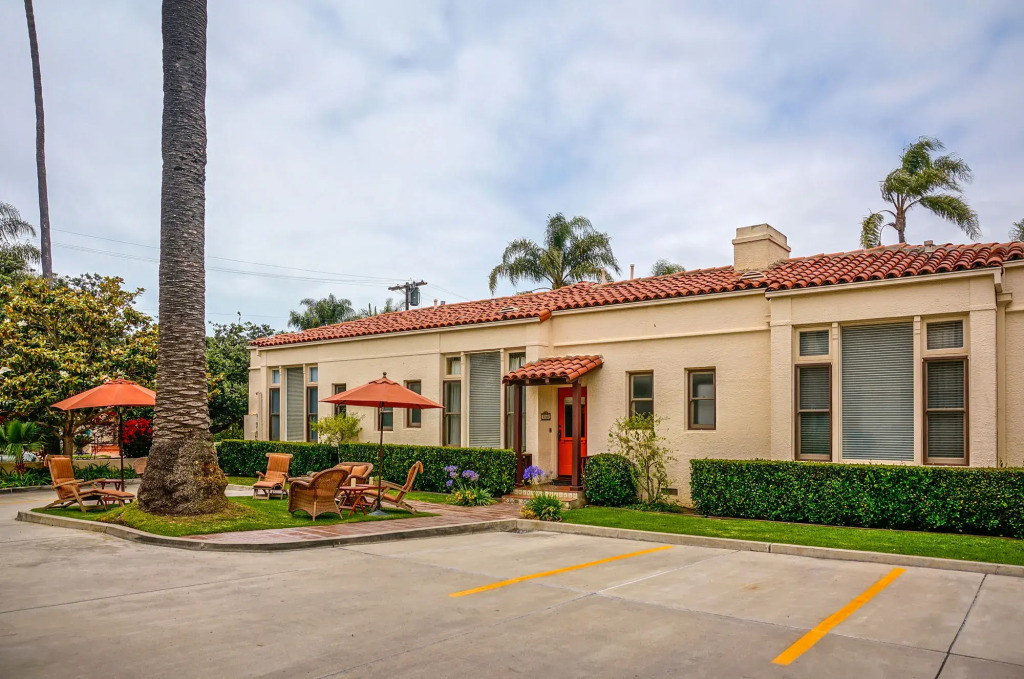 Harbor House Inn