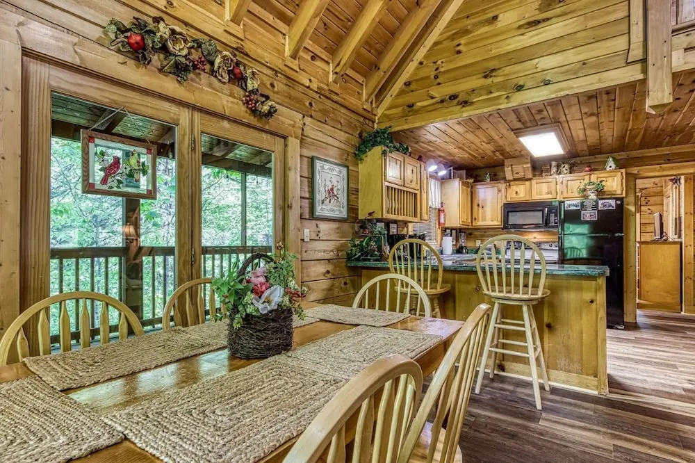 Er215 â Red Bird Haven Great Location â Close To Town! 3 Bedroom Cabin by RedAwning
