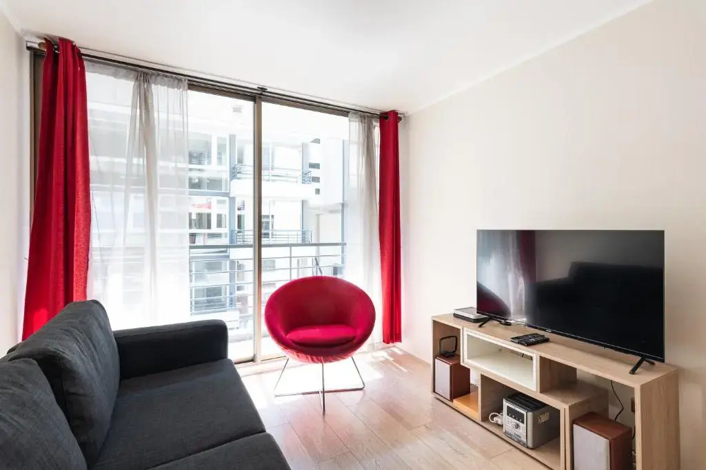 Urban Red 2BR W/ Wifi, Tv, Pool & Gym