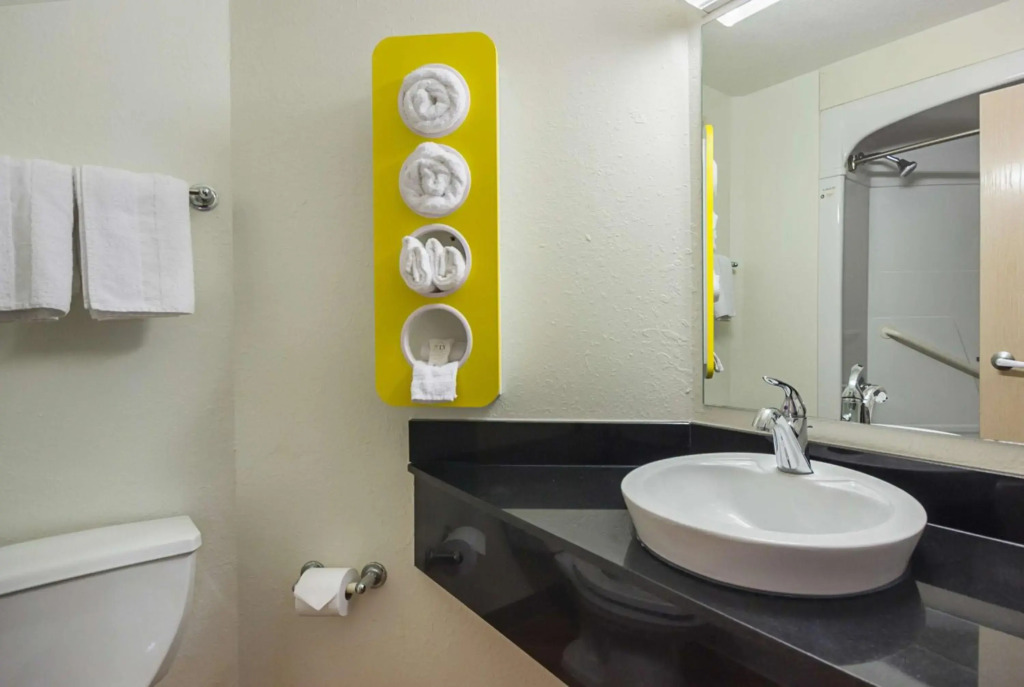 Motel 6-Whitby, ON - Toronto East