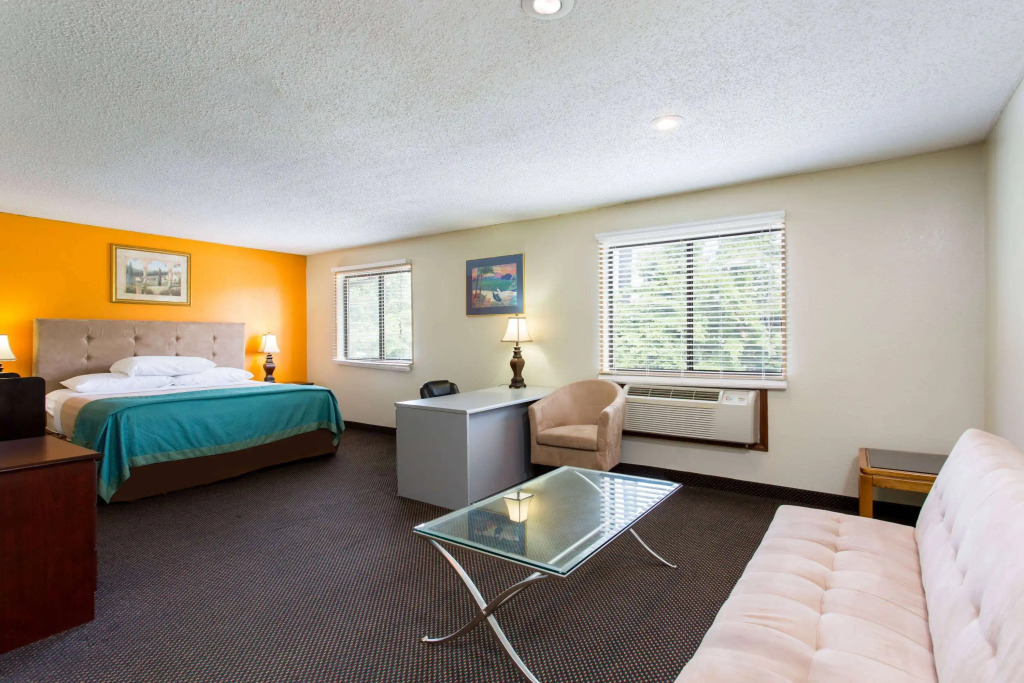 Super 8 by Wyndham Greensboro/Coliseum/Conv