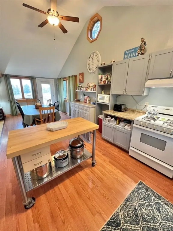 Mary's Lakeview - Limit 10 4 Bedroom Home by RedAwning