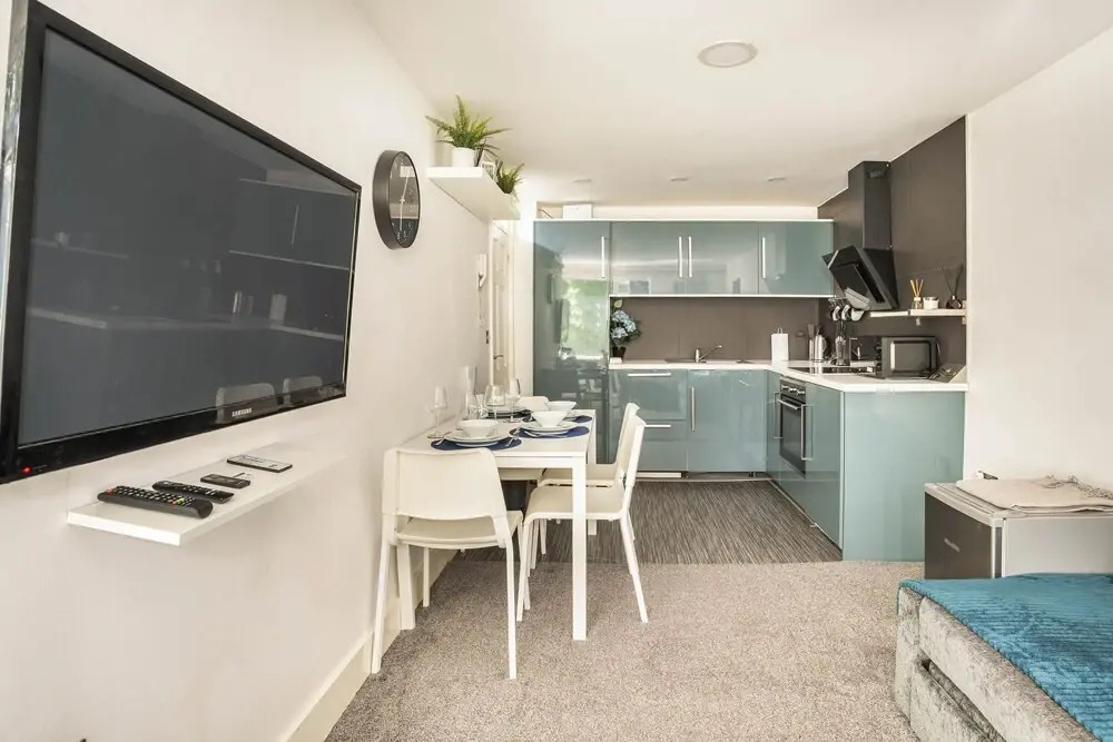 Entire Apartment, Fast Wifi, Free Parking, Free Prime Video & Netflix