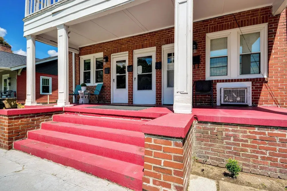 Walk Downtown: Inviting Apartment in Greensboro!