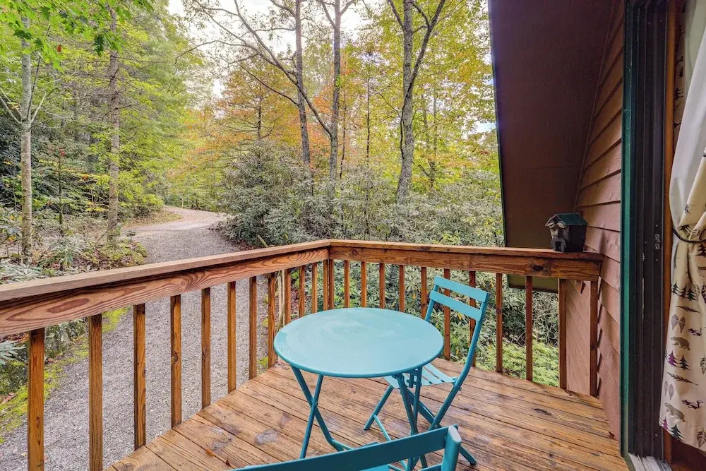 Wooded Cabin w/ 2 Decks on Golf Course in Newland!