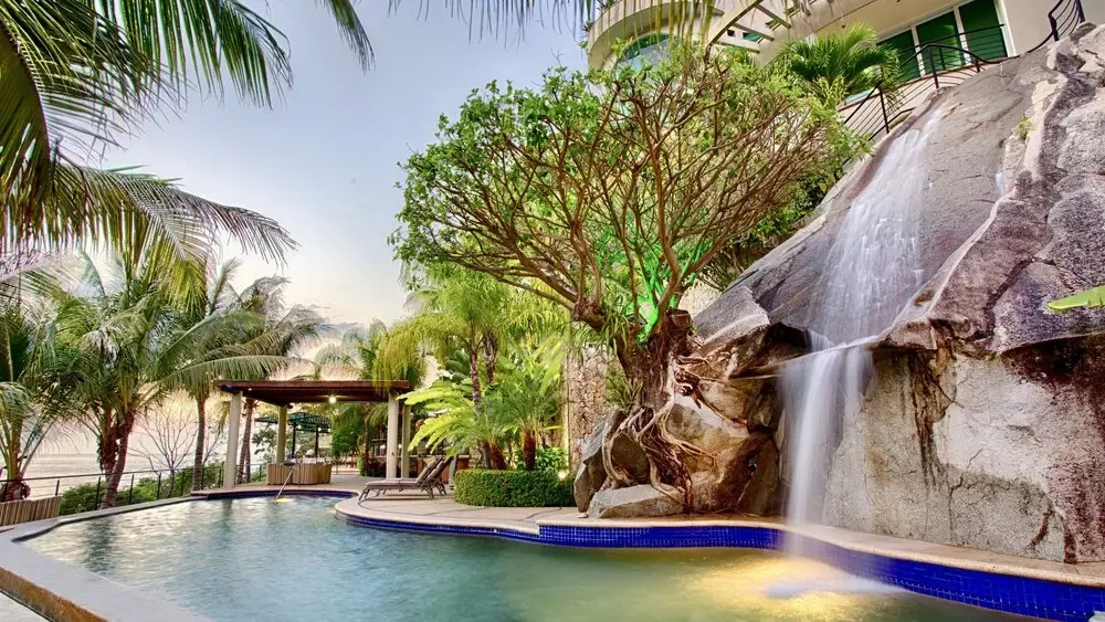 Luxury Suite With Garden and Ocean View