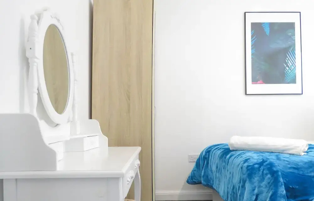 Tudors eSuites Birmingham House with Private Garden Free Parking