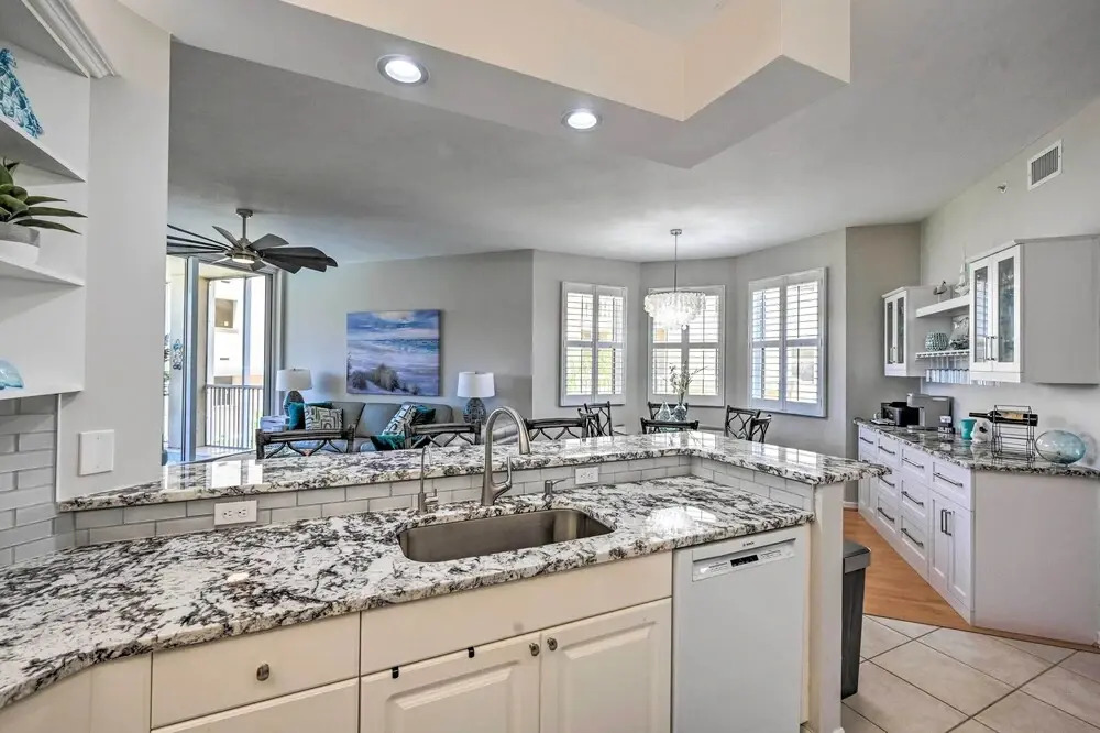 Naples Escape in Regatta w/ Resort Amenities!